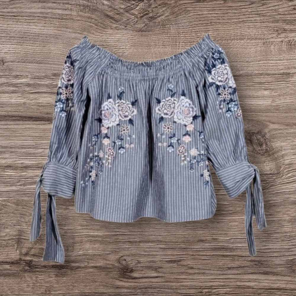 American Eagle Blue flowers over stripes off the shoulder shirt woman's size XS‎